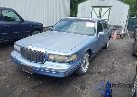 1995 Lincoln Town Car Executive z USA, uszkodzony, nr VIN 1LNLM81W9SY676031